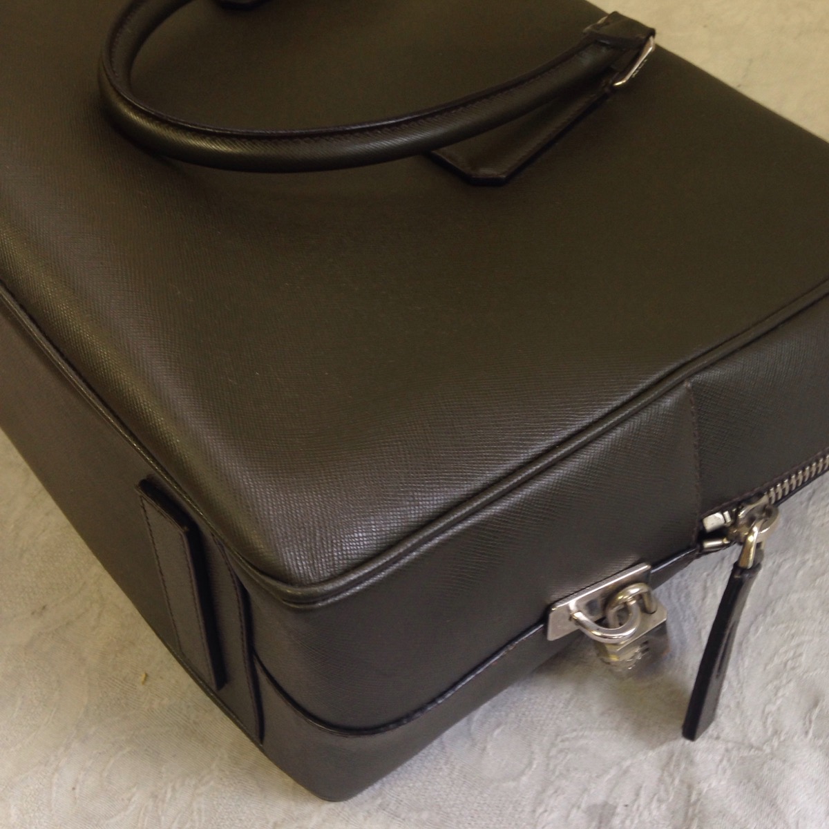 プラダ　PRADA　ビジネスバック　黒　リペア　A1　ソファー、鞄、バッグ、修理、張替、黒ずみ汚れ、クリーニング、色移り、擦り傷、染め直し